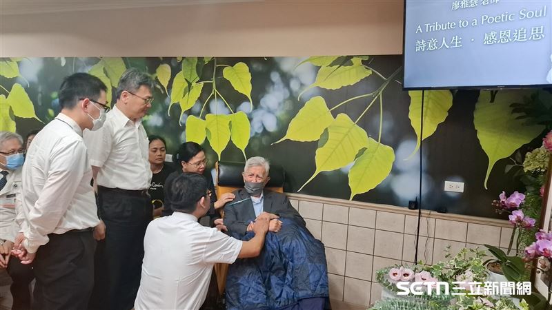 張正傑透露,目前高齡90歲的李明亮身體狀況已大不如前,現於花蓮慈濟醫院休養。昔日那個在SARS疫情最危急時,被一通通電話急召返台、站上第一線扛起抗煞重任的總指揮,如今也隨著歲月老去,更讓張正傑感慨,希望台灣人不要忘記這位老朋友曾為醫療、防疫與公共衛生付出的一切。(圖/張正傑老師授權提供)