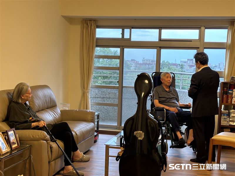 知名大提琴家張正傑去(2025)年11月曾特地前往花蓮探望多年好友李明亮夫妻。當時兩人才搬到花蓮約一個星期,張正傑恰巧到當地演出,音樂會一結束,甚至來不及換下演奏服,就匆匆趕去探望李明亮,隨後又連夜趕回台北。對他而言,即使行程再趕,也想親眼看看老朋友是否安好。(圖/張正傑提供)