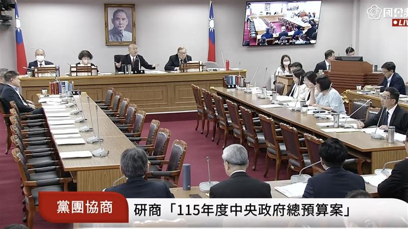 韓國瑜向林沛祥表示，現在跟傅崐萁說他有三個選擇，一是本人到場、二是人不來，授權給林沛祥、三則是辭掉總召，「總召不幹了不是比較輕鬆？哪有這樣子做咧？君子務本的本是什麼？」（圖／翻攝自國會頻道）