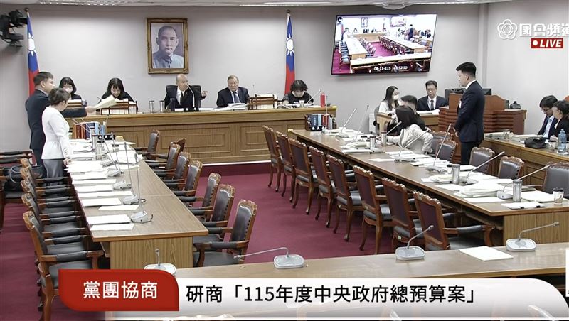 韓國瑜指着林沛祥等藍營立委,痛罵如果不簽字,後果自負!(圖/翻攝自國會頻道)