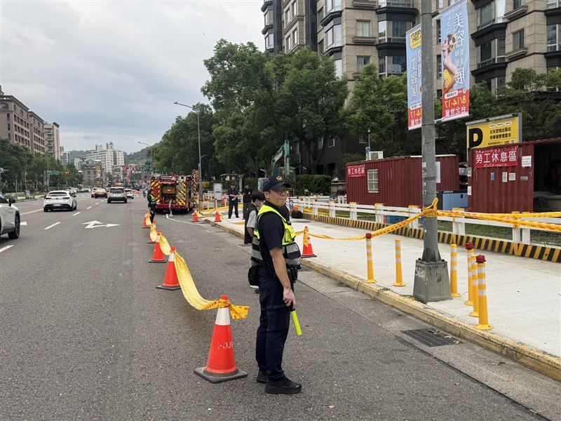 台北市信義區松仁路154號附近一處停車場,今(11日)下午施工時挖出一顆未爆彈。(圖/翻攝畫面)