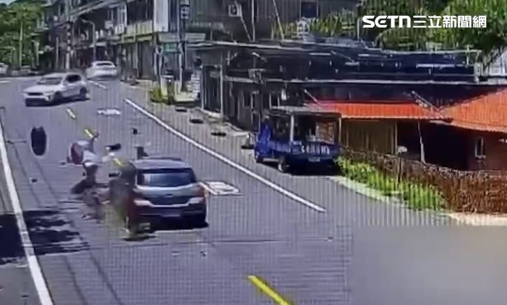 婦人大白天竟然高速逆向,撞上對向騎士當場噴飛慘死。(圖/翻攝畫面)