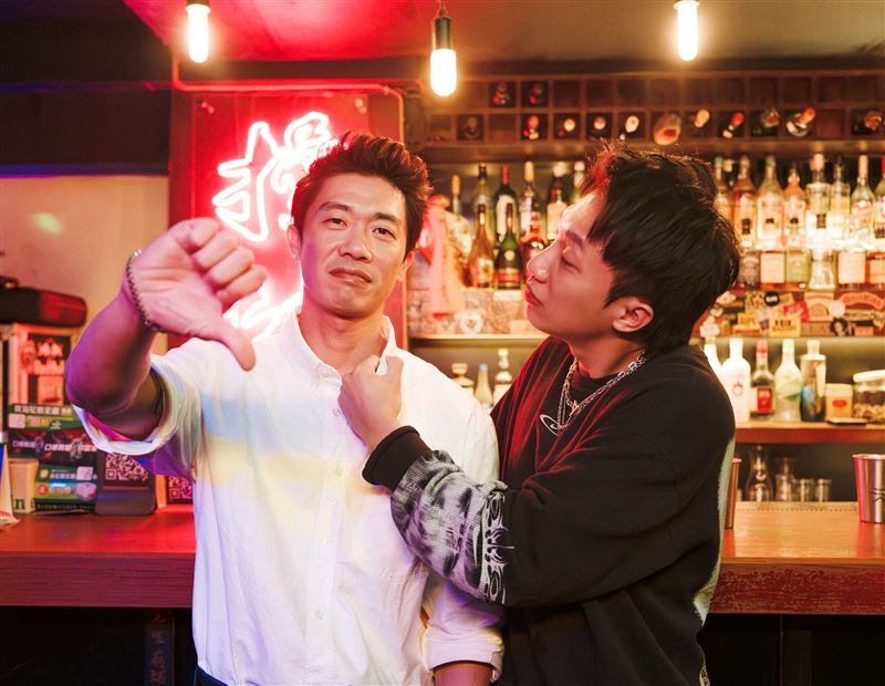 李瑞(右)與DJ MR.GIN(左)在〈大形〉MV正面交鋒。(圖/Leerix李瑞提供)