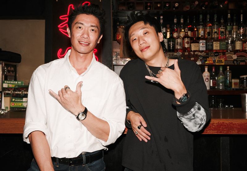 李瑞(右)邀請DJ MR.GIN(左)合作〈大形〉。(圖/Leerix李瑞提供)