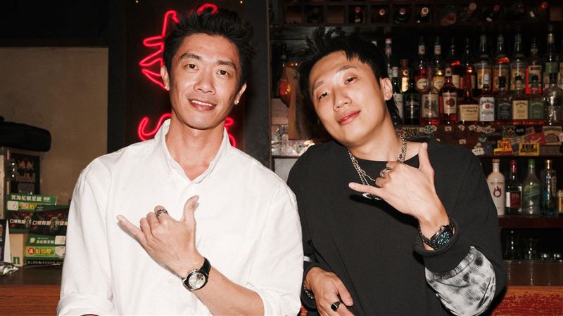 饒舌歌手酒瓶暴力狠砸 失控場面全被拍