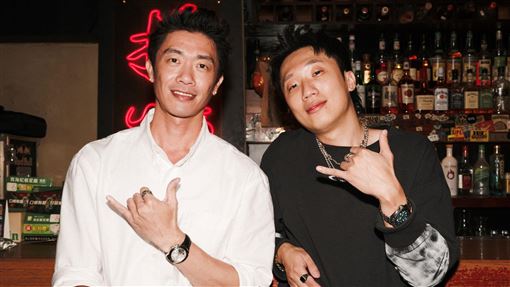 饒舌歌手酒瓶暴力狠砸　失控場面全被拍