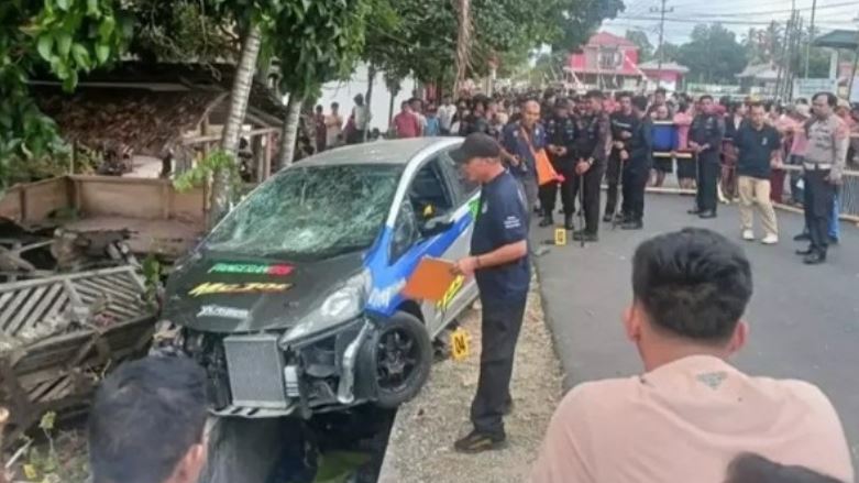 印尼賽車失控,暴衝出賽道釀7死、9傷。(圖/翻攝自X)