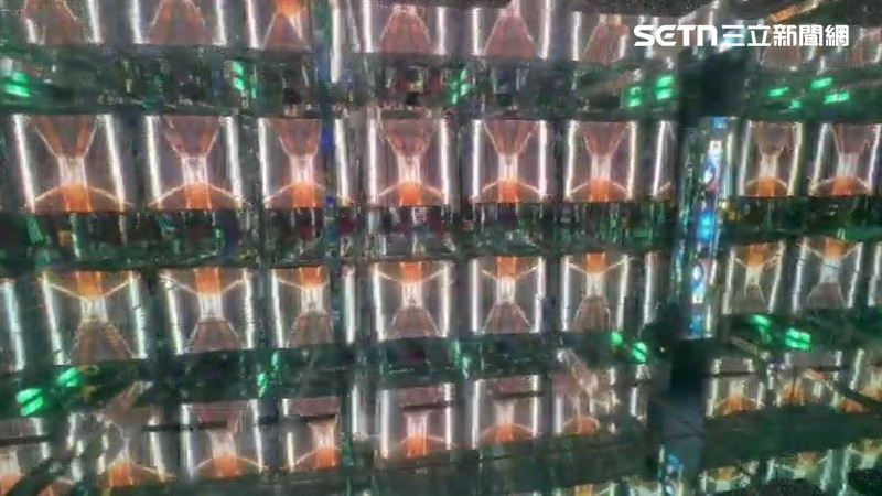鏡子迷宮黃金隧道結合鏡面反射與炫彩燈光,打造虛實交錯的世界