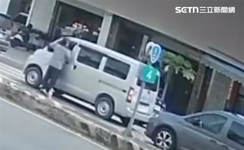 燒烤店李姓老闆帶刀下車找葉男理論。(圖/翻攝threads)
