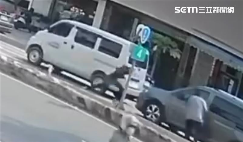 葉男(左)忍無可忍下車將李姓阿伯撲倒。(圖/翻攝threads)