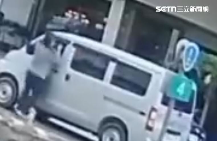 阿伯好幾次重擊車內的駕駛,駕駛的手還被折疊刀割傷縫了20多針。(圖/翻攝threads)