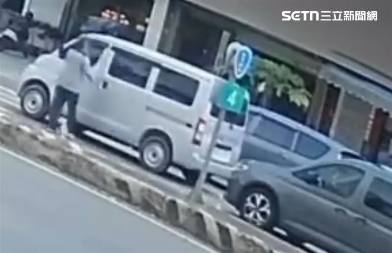 附近監視器拍下,李姓阿伯先下車找前車駕駛的麻煩,還拿出折疊刀傷人。(圖/翻攝threads)