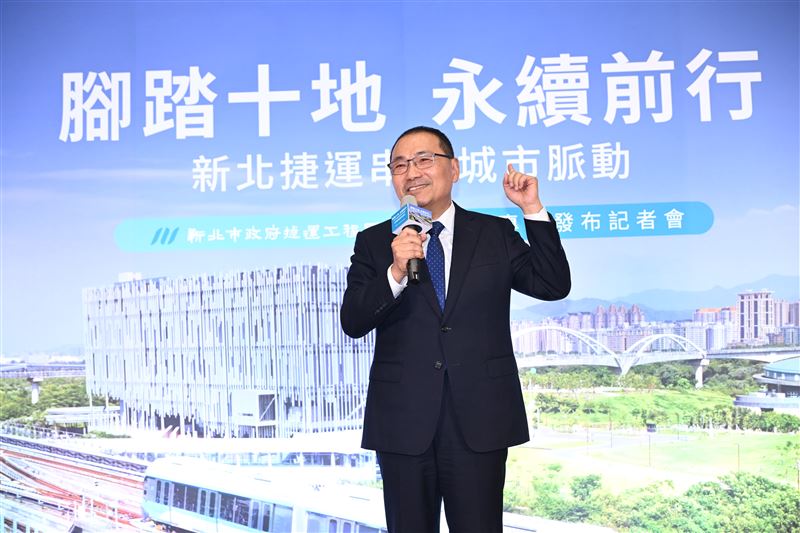 侯友宜表示,三鶯線免費試乘時間延長,16日起全時段試營運。(圖/新北市府提供)