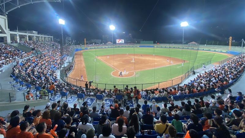 統一獅陳鏞基家鄉引退賽首戰吸引6113人進場。(圖/統一獅提供)