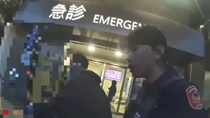 陳翁抵達醫院。(圖/翻攝畫面)