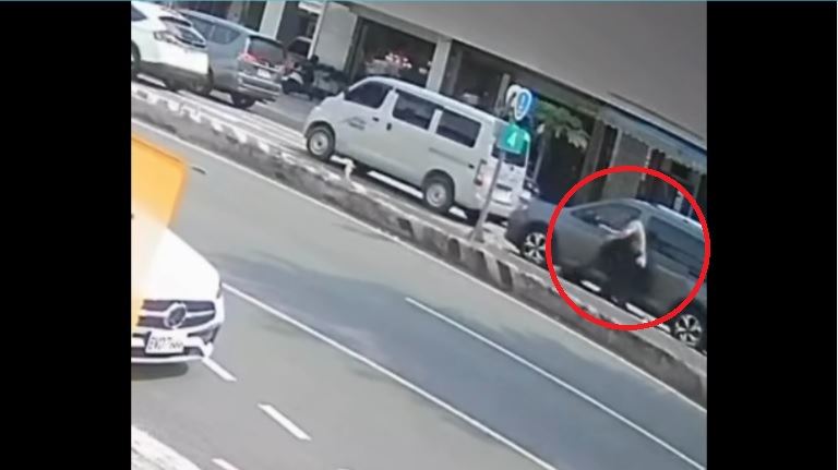 李姓老闆隨後準備走回自車,此時葉男隨即跳下車衝刺擒抱將李男撲倒在地。(圖/翻攝自Threads)