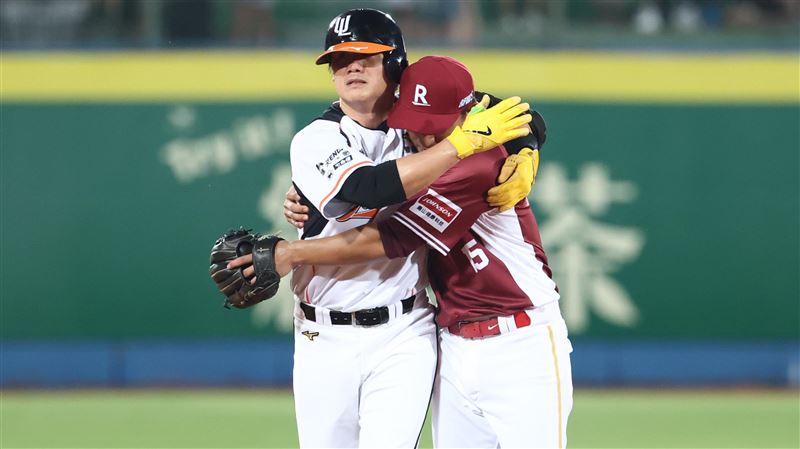 統一獅陳鏞基和林子偉擁抱。(圖/統一獅提供)