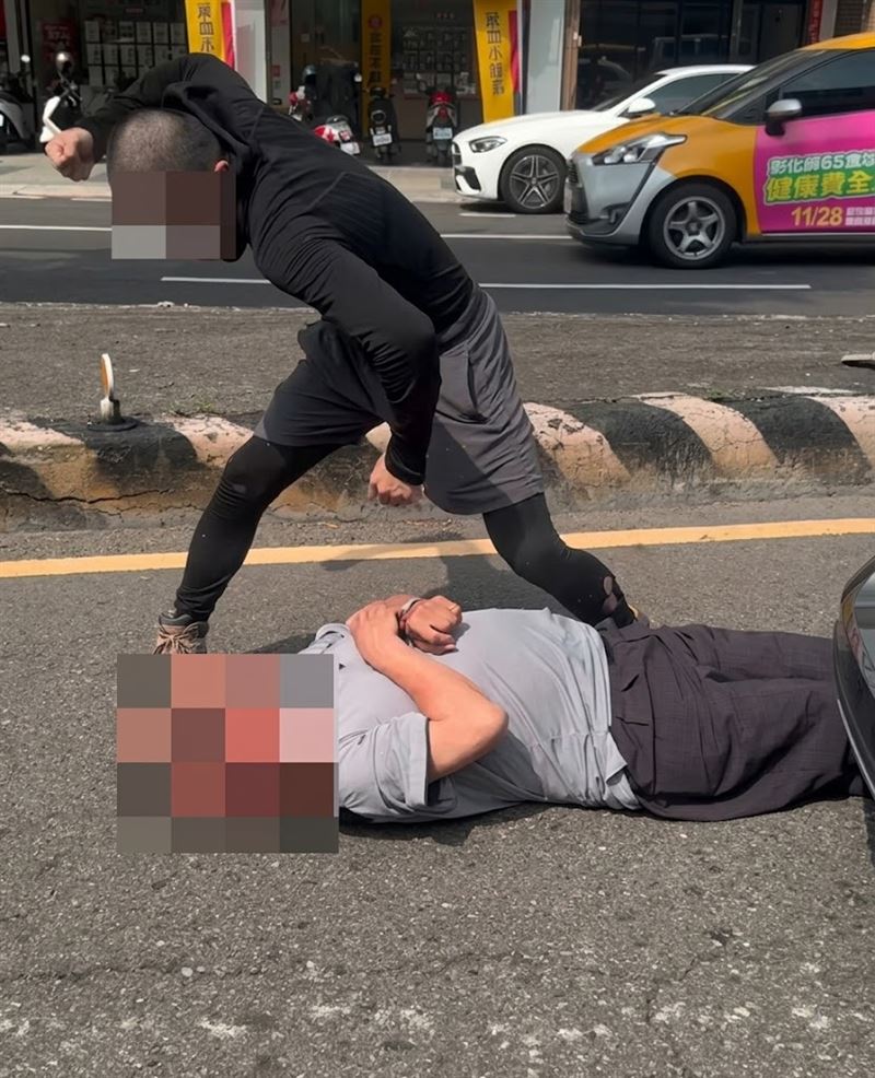 燒烤店李姓老闆持折疊刀下車砍人,反遭葉男徒手重擊頭部倒地昏迷,緊急送醫搶救5天後不治。(圖/翻攝自Threads)
