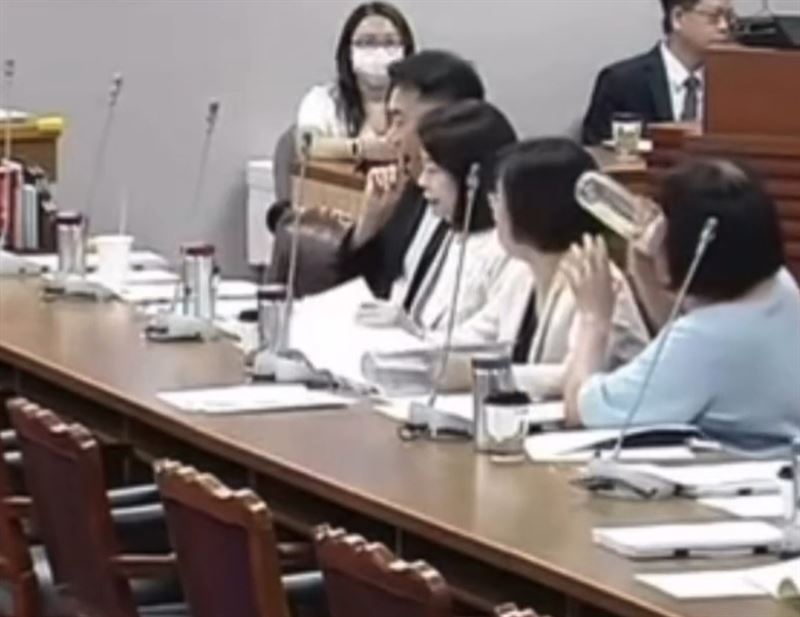 韓國瑜在台上訓話時，林沛祥在台下剔牙、陳玉珍猛灌水。（圖／翻攝自Threads @phia.alon）