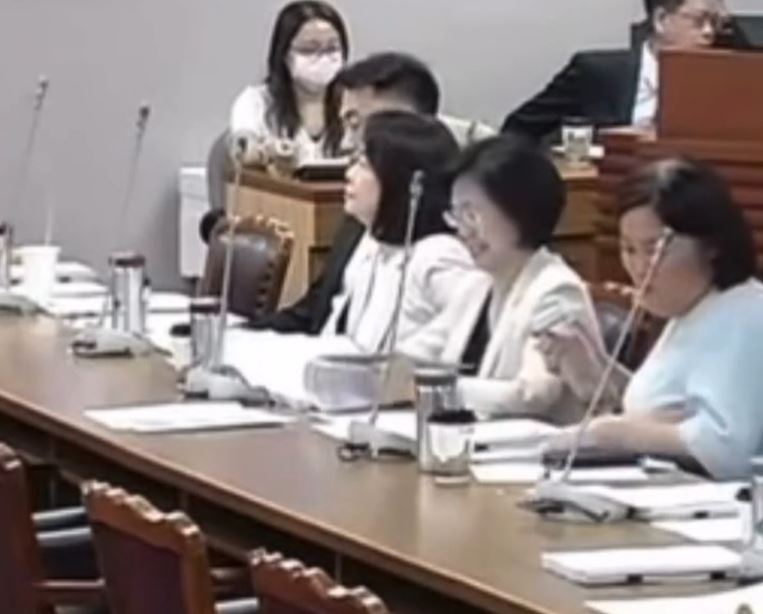 韓國瑜在台上質問林沛祥時，翁曉玲裝忙翻資料忍不住偷笑。（圖／翻攝自Threads @phia.alon）