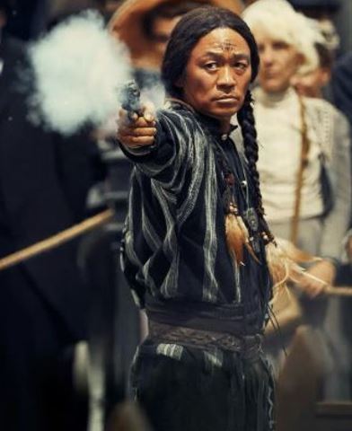 王寶強在《唐探1900》中飾演華裔印第安獵人「阿鬼」。(圖/翻攝自微博)