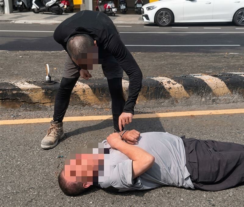 蘇一峰指出,李男在事發當下即陷入昏迷,且伴隨耳朵滲血與口吐血沫等症狀,顯示在現場時恐怕就已經出現嚴重的腦出血狀況。(圖/翻攝自Threads)