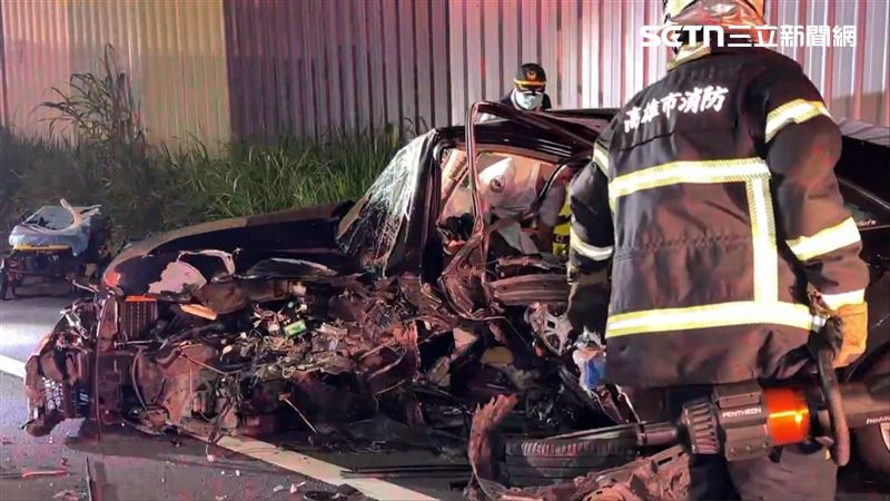 警消破壞車體將人救出時，駕駛已失去呼吸心跳（OHCA）。（圖／翻攝畫面）