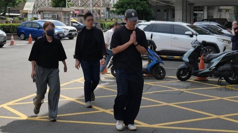 修杰楷閃兵蒸發數千萬　搭豪車進億級豪宅