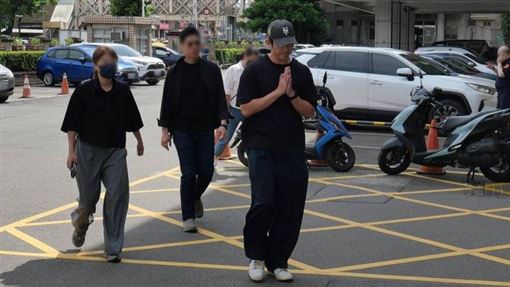 修杰楷閃兵蒸發數千萬　搭豪車進億級豪宅