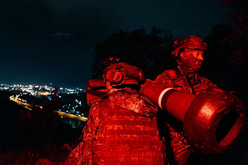 特戰官兵於夜間伏擊作戰中，操作標槍飛彈對敵車隊實施精準打擊（圖／軍聞社提供）
