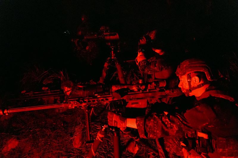 特戰官兵運用重型狙擊槍針對敵軍之指揮車輛實施精準狙殺（圖／軍聞社提供）