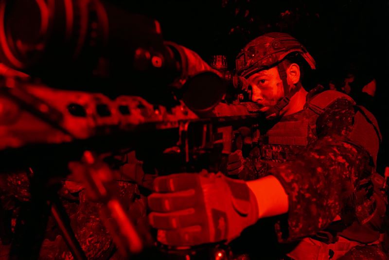 特戰官兵運用重型狙擊槍針對敵軍之指揮車輛實施精準狙殺（圖／軍聞社提供）