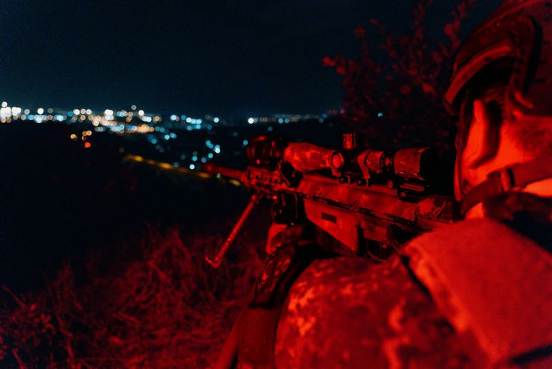 特戰官兵運用重型狙擊槍針對敵軍之指揮車輛實施精準狙殺（圖／軍聞社提供）