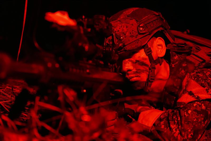 特戰官兵運用重型狙擊槍針對敵軍之指揮車輛實施精準狙殺（圖／軍聞社提供）