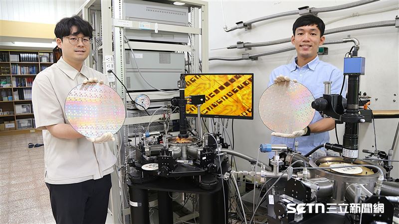 中山大學材料與光電科學學系博士生周聖堯(左)、凃泓邑(右)尚未畢業已獲台積電聘書。(圖/翻攝畫面)