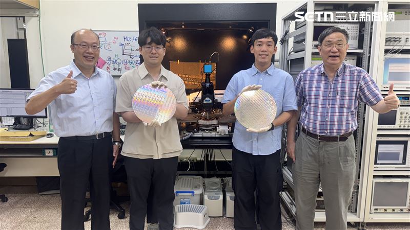 指導教授張鼎張(左1)與材光系副教授蔡宗鳴(右1)觀察,2博士生具有願意投入時間、勇於面對挑戰,並具備長期規劃能力的共同特質。(圖/翻攝畫面)