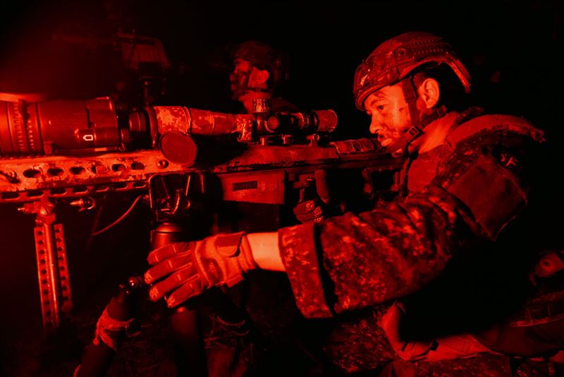 特戰官兵運用重型狙擊槍針對敵軍之指揮車輛實施精準狙殺（圖／軍聞社提供）