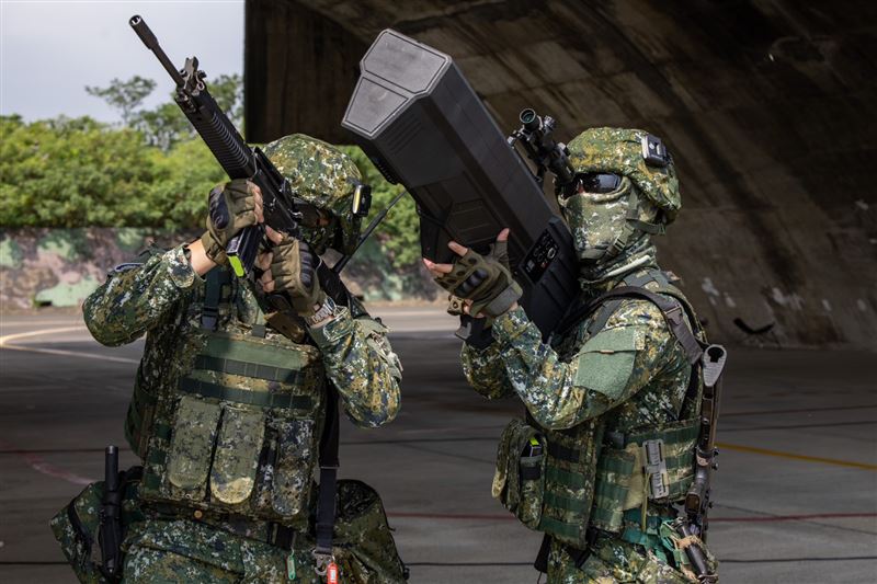官兵持干擾槍阻斷無人機訊號（圖／軍聞社提供）