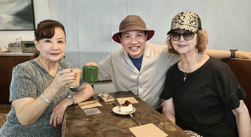 邵佩瑜(最右)消失演藝圈多年。(圖/翻攝自陳凱倫臉書)