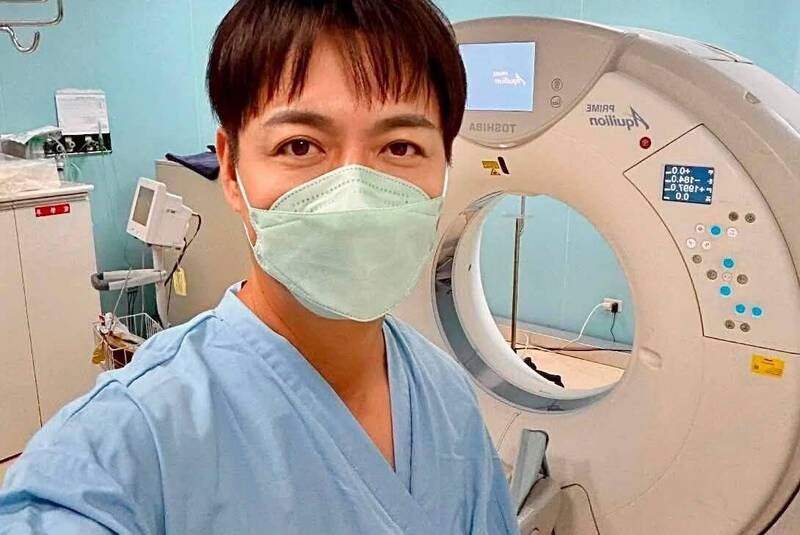 陳隨意曬出穿手術服照片。(圖／翻攝自臉書）