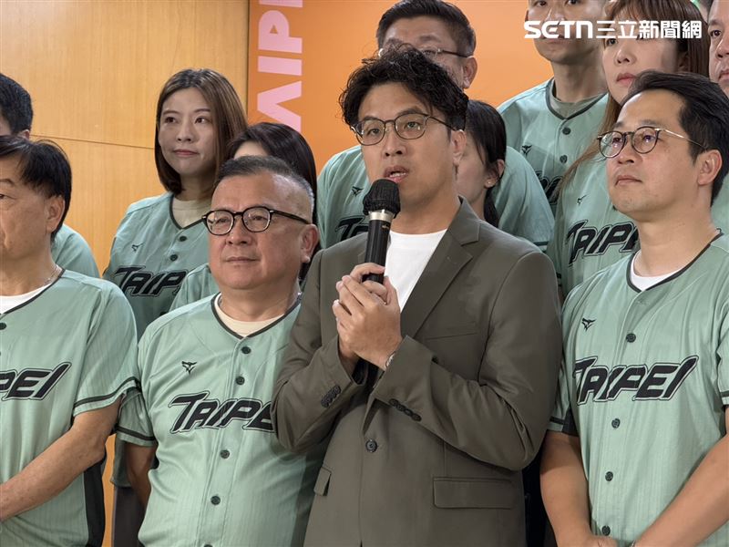 民進黨台北市長參選人沈伯洋出席「民進黨台北市黨部聯合競選記者會」前受訪(圖/記者劉秀敏攝影)