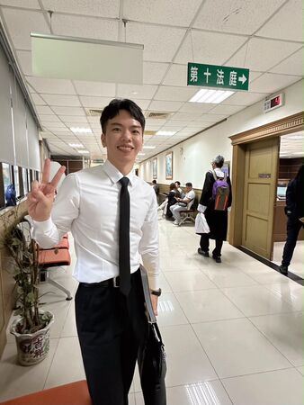 律師郭柏鴻曬出比YA燦笑照喊「家寧無罪啦!耶!」(圖/翻攝自Threads)