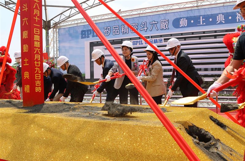張麗善等人一同為矽品斗六新廠動土。(圖/雲林縣政府提供)