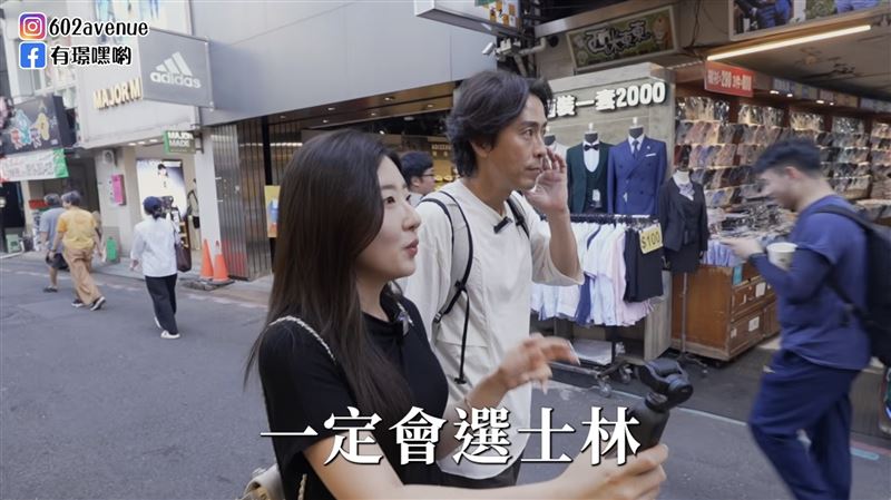 韓國YouTuber有璟實地走訪士林夜市,發現人潮沒有過往多。(圖/翻攝YouTube 有璟嘿喲요찡 畫面)