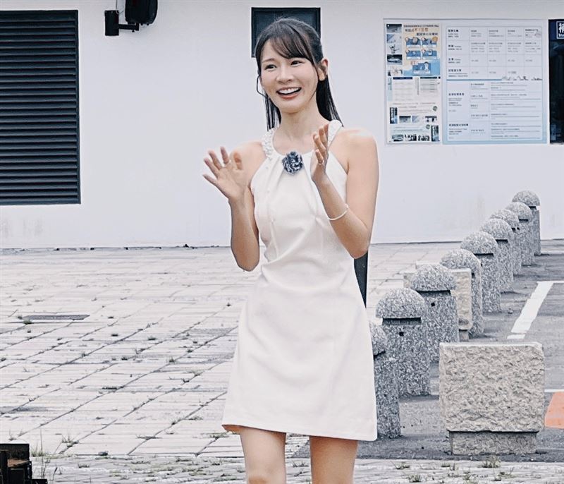 林莎著小禮服歡喜登場。(圖/中視提供)