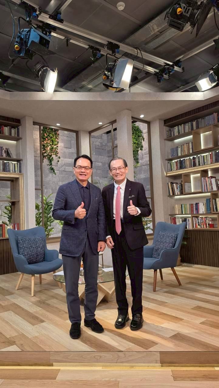 話時代人物/義大院長杜元坤(右)接受鄭弘儀專訪。(圖/話時代人物提供)