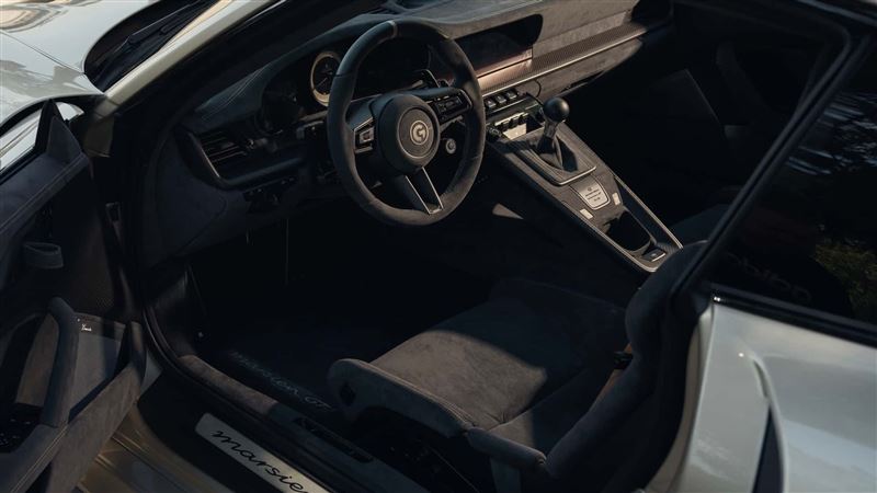 內裝使用Alcantara與碳纖維。(圖/翻攝Motor1網站)