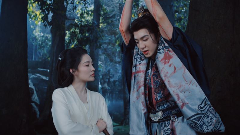 李沁(左)與陳哲遠(右)互相鞭打被網友封為「純恨CP」。(圖/中天娛樂台提供)