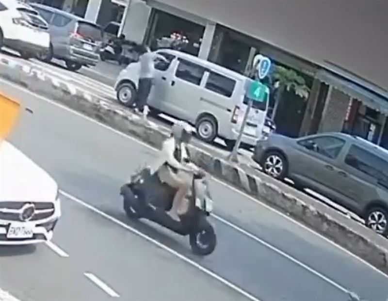 李姓老翁不滿對方惡意逼車,持摺疊刀上前找葉姓男子理論,過程中揮刀割傷葉男。(圖/翻攝網路)