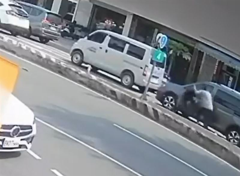 葉男下車反擊將老翁撞倒、揮拳,眼見老翁昏迷口吐血沫,神情緊張向店家求救叫救護車,並在路邊指揮交通。(圖/翻攝網路)
